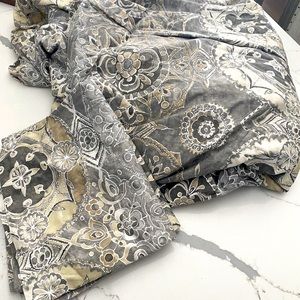 Pottery Barn king size duvet with shams. Like new.